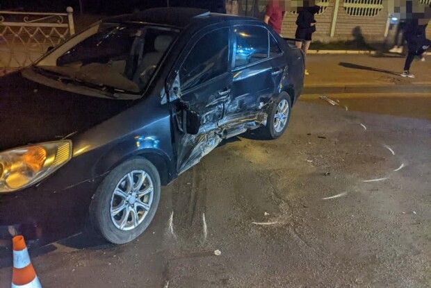 Потім побилися з перехожими: 19-річні водії у Рівному зробили серйозну аварію (Фото)
