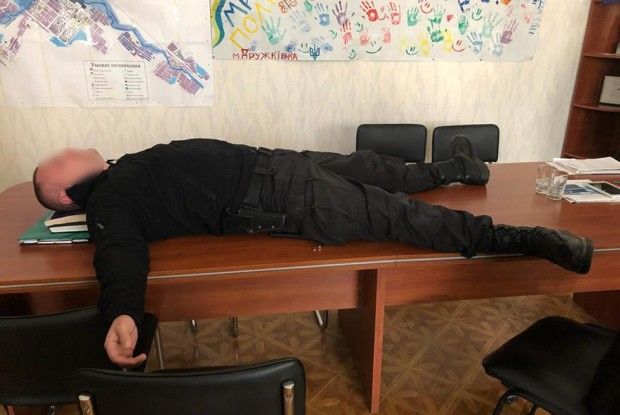 На Донеччині майор-корупціонер під час затримання розлігся на столі