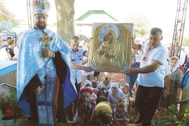 У Смоляві люди не стримували сліз, коли до їхнього храму повернули викрадені ікони