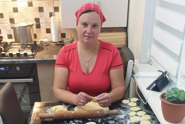 Юля-білоруска покохала волинянина і тепер ліпить вареники для наших прикордонників