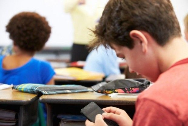 У французьких школах та коледжах заборонили смартфони