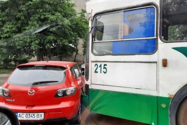 У Луцьку стукнулись тролейбус і легковик (Фото)