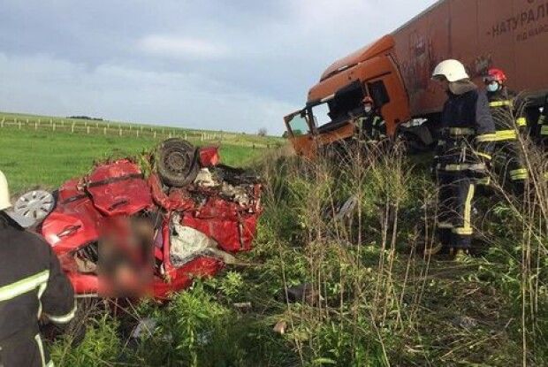 У Рівненській області внаслідок ДТП загинуло чотири людини, серед них – дитина (Фото, відео ліквідації наслідків)