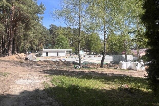 На Рівненщині відомий санаторій будує басейни у лісі
