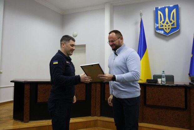 У Луцьку преміювали рятувальників, які 1 січня ліквідовували наслідки російської атаки