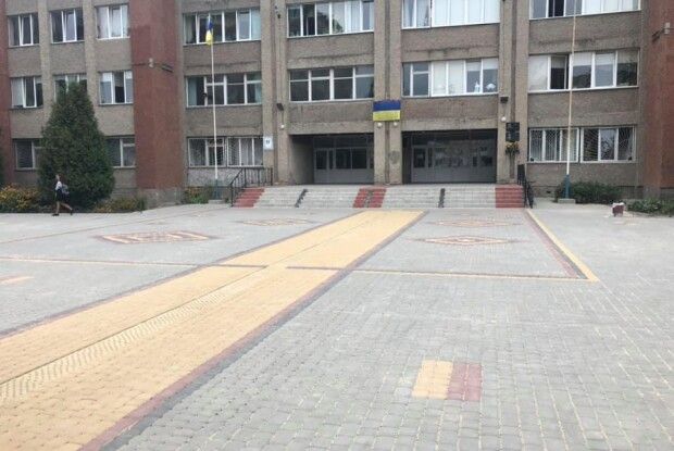 У Луцьку подвір’я школи №26 виклали бруківкою 