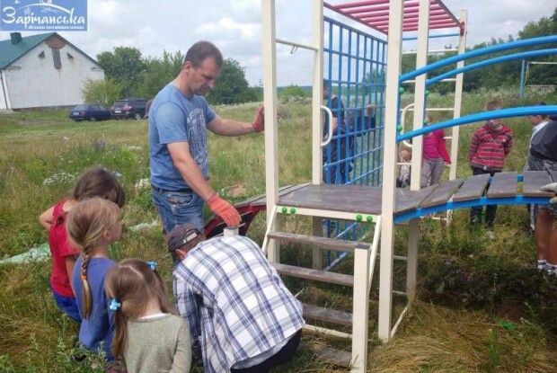 Під час встановлення дитячого майданчика навіть депутат закачав рукави