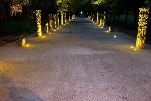 У Центральному парку Луцька підсвітили скульптури Миколи Голованя (Фото)