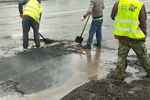 Рівненські майстри-дорожники практикують технологію вкладання асфальту просто в калюжі (Фото)