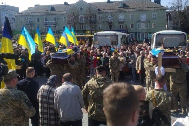 У Рівному прощаються із двома захисниками, які загинули на Донеччині (Фото)