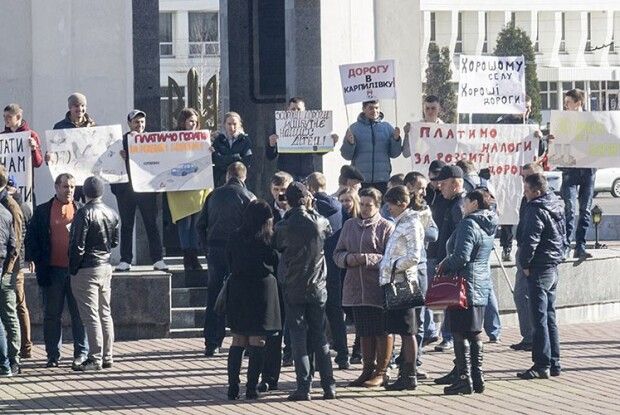 Під стінами облради мітинг через розбиті дороги