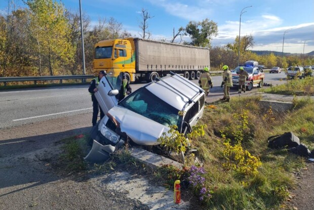 Витягувати потерпілу в автокатастрофі поблизу Дубна довелося рятувальникам
