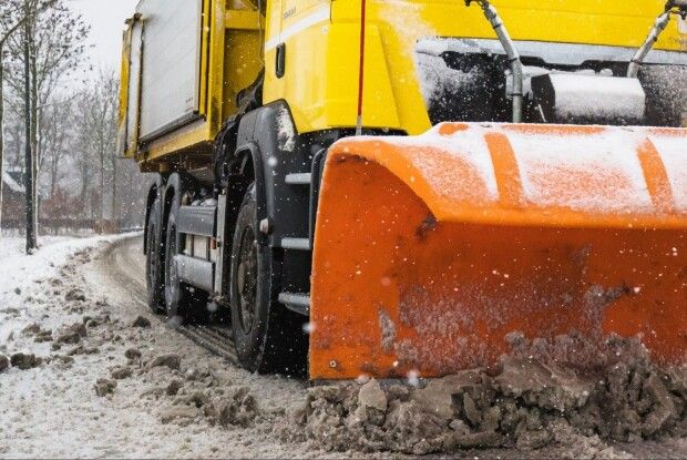Під час розчищення доріг від снігу загинув працівник автодору