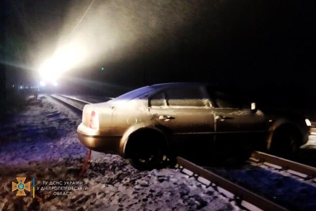 Хотів переїхати колію: водій застряг просто на рейках (Фото)