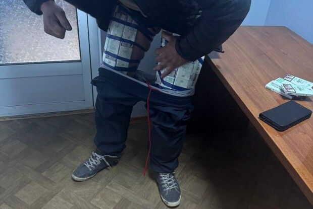 На Волині водій вантажівки хотів підпільно провезти на собі цигарки в Польщу