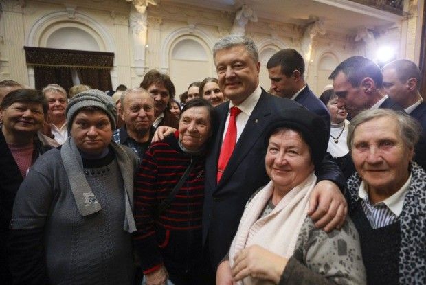 Петро ПОРОШЕНКО: «Разова компенсація малозабезпеченим пенсіонерам може перерости в «13-ту пенсію»*