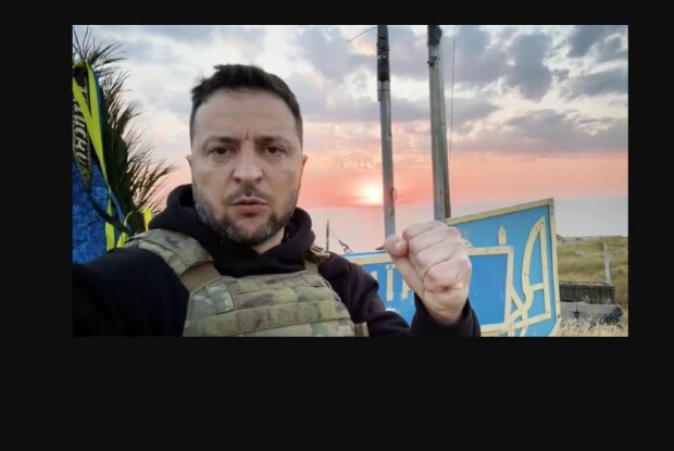 Зеленський не злякався і прибув на острів Зміїний (Війна)