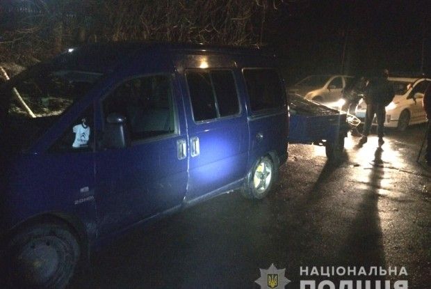 У Грабові 70-річний дід затримав рецидивіста та його сина, які поцупили огорожі на місцевому кладовищі (фото)