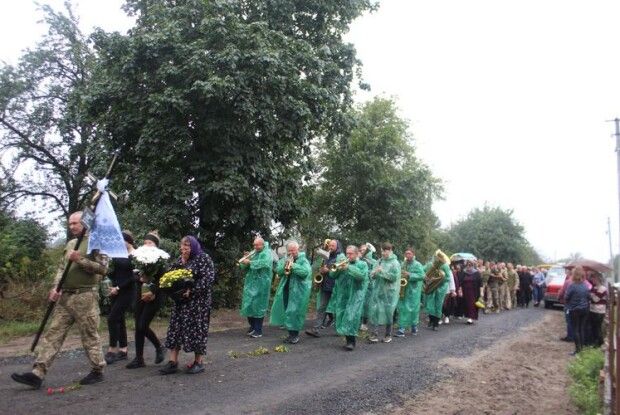 На Волині Героя – батька трьох синів-соколів – хоронили під звуки духового оркестру і залпи пострілів 