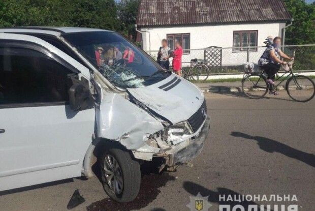 На Рівненщині двоє п'яних чоловіків на мотоциклі врізалися в мікроавтобус (Фото)