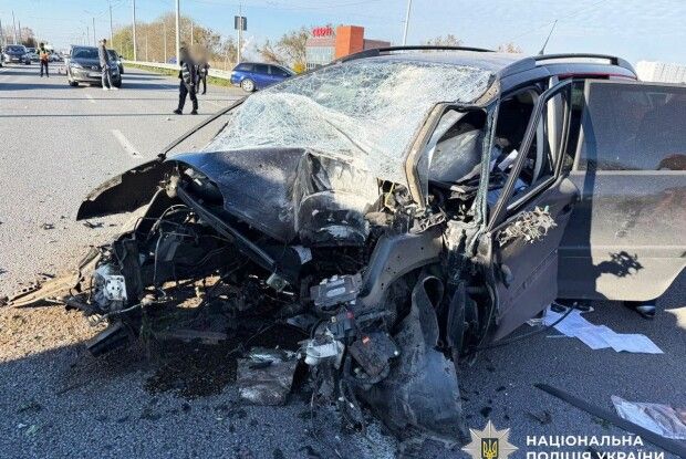 На Поліссі - смертельна ДТП: водій влетів в бетонний стовп (Фото)