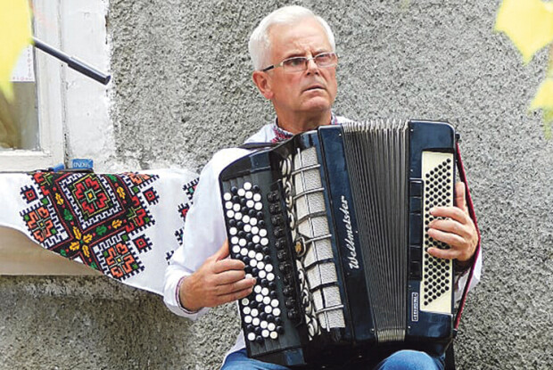 Волинський баяніст  Олександр Навроцький, визнаний кращим акомпаніатором України, грав на гармошці…  вже у 4 роки!