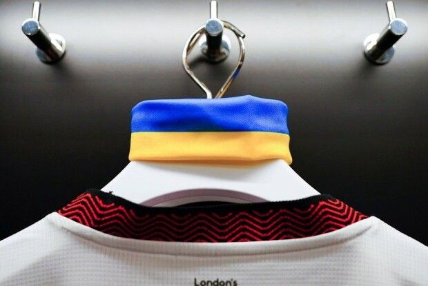 Капітани клубів англійської Прем'єр-ліги носитимуть жовто-блакитні пов'язки