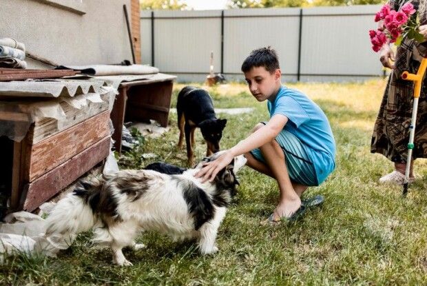 Забуті та безпорадні: на Донеччині 10-річний хлопчик понад рік доглядав за хворими братами