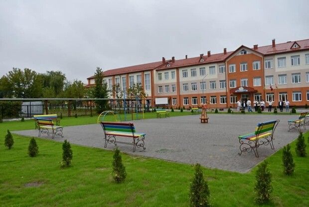 Спортзал, харчоблок, стадіон: модерновості школи на Ковельщині позаздрить і місто