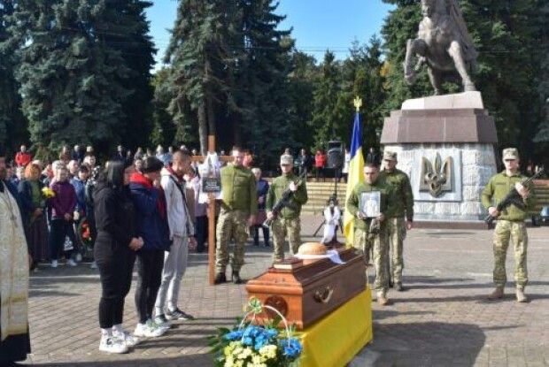 На Рівненщині навколішки в останню дорогу провели 23-річного Героя (Фото)