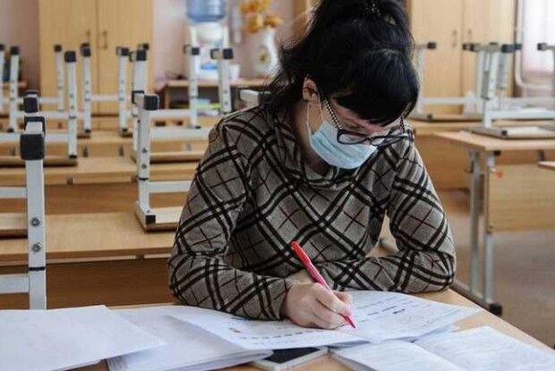 Розповіли, коли учні йтимуть на дистанційне навчання та скільки вчителів мають зробити щеплення