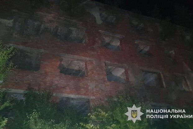 На Закарпатті 14-річна дівчина випала з вікна закинутої будівлі