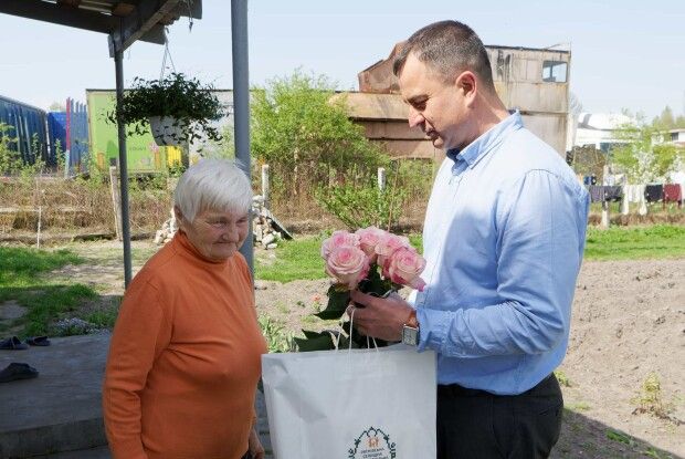 У селищі на Волині з днем народження привітали матір загиблого героя