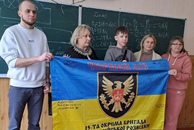 Восьмикласник з Волині отримав бойовий прапор від воїнів з передової