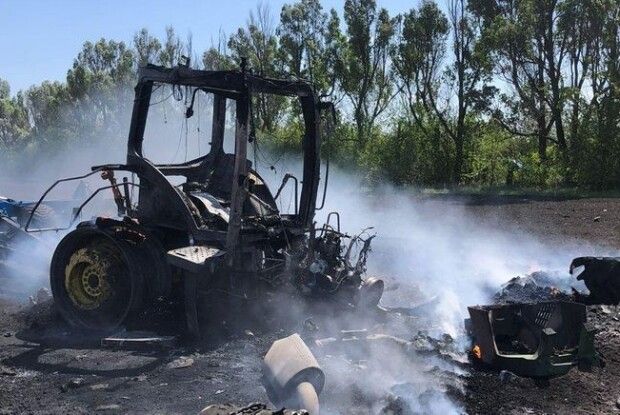Окупанти на Харківщині обстріляли трактор, який працював у полі. Водій тяжко поранений