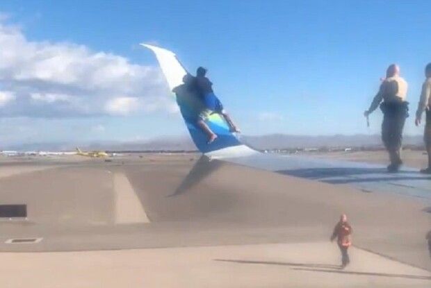 Щоб подорожувати «зайцем» чоловік заліз на крило літака (Відео)