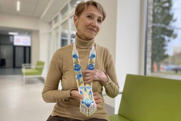 Жінка, якій січкарня перемолола руку, тепер... вишиває