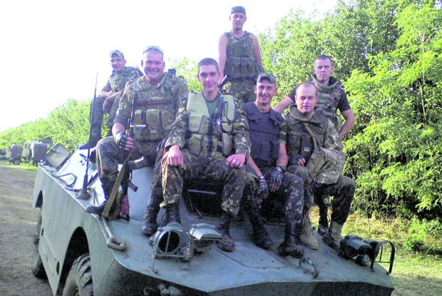 Солдат повернувся з війни і вперше взяв на руки півторамісячного сина