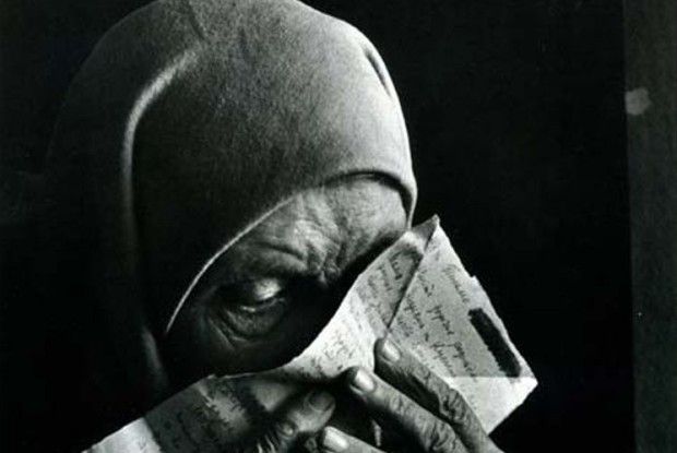 Цілує тихо Перемога Губами білими Вдову…