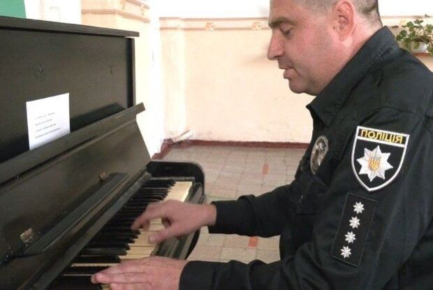 Поліцейський заспівав на дільниці пісню і став знаменитим