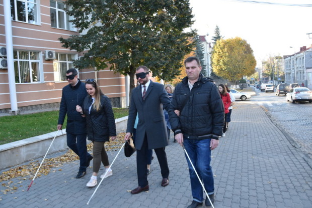 У Луцьку з пов’язками на очах вивчали проблеми незрячих