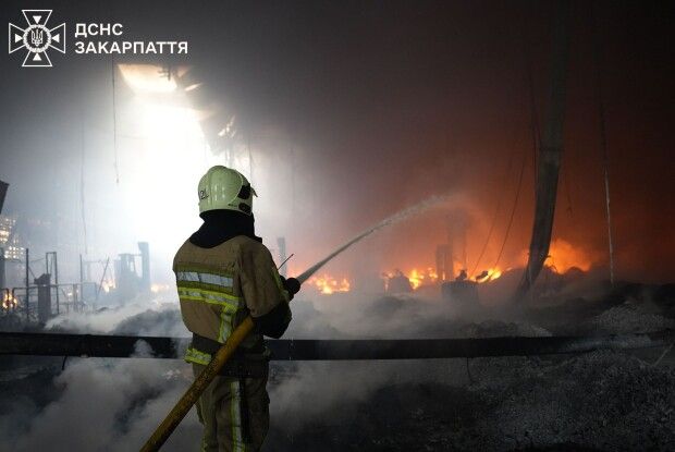 Рятувальники другу добу гасять пожежу в Мукачево 