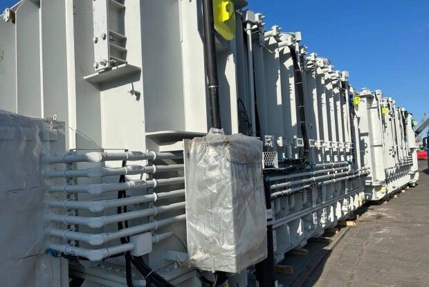 Україна отримала два потужні трансформатори, які забезпечать світлом пів мільйона людей 