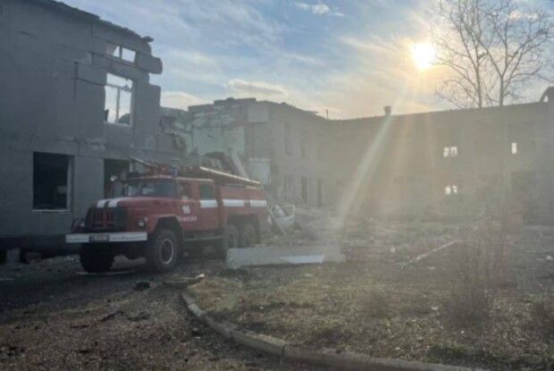 Під завалами є люди: на Миколаївщині окупанти розбомбили школу (Фото, відео)