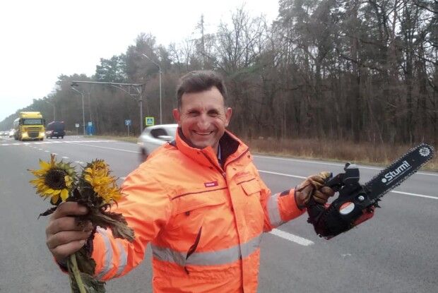 Лучанин бензопилою порізав всі сухі чорнобривці на узбіччях доріг (Фото) 