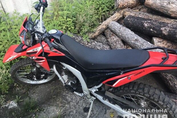 На Рівненщині мотоцикл влетів під машину (Фото)