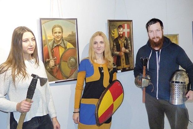 Луцькі лицарі завітали до мисткині з квітами й обладунками