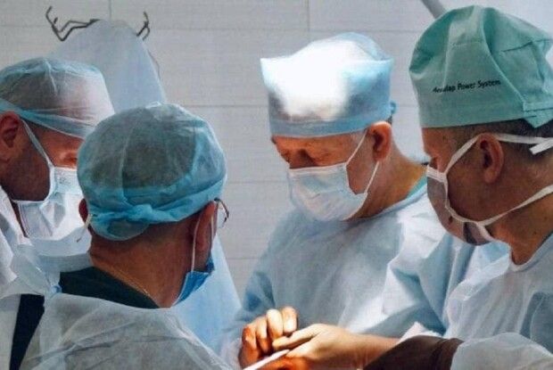 Львівські хірурги вилікували чоловіка, в якого роками не розгиналися ноги (Фото)