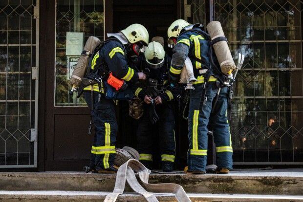 У Луцьку в архівосховищі вогнеборці рятували потерпілих