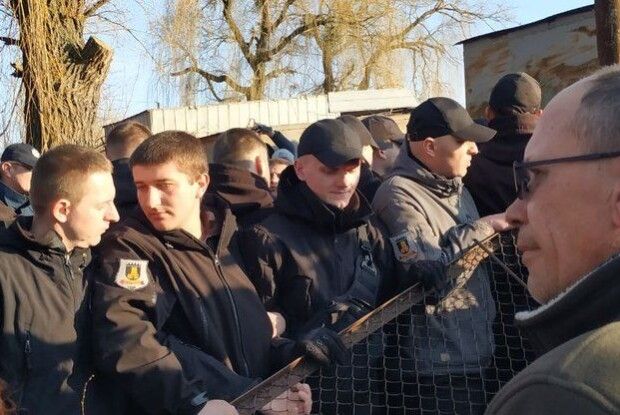 На Центральному ринку в Луцьку знесли частину паркану (ВІДЕО)